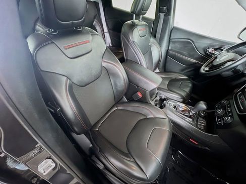 Used 2019 Jeep Cherokee Trailhawk w/ Comfort/Convenience Group image 28