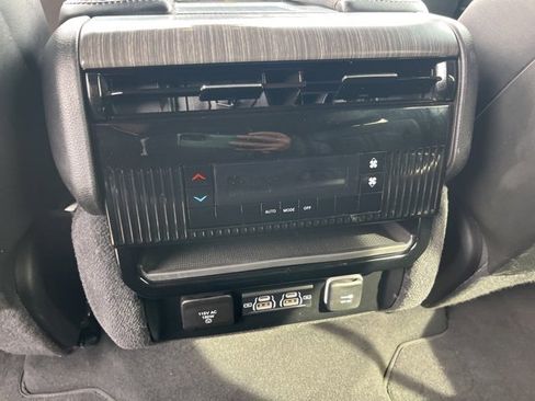 Used 2024 Jeep Wagoneer Series II w/ Flexible Seating Group image 22