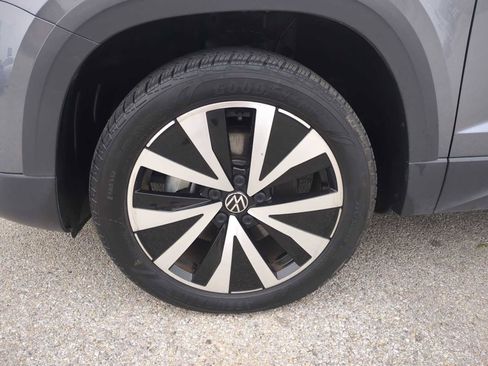 Used 2024 Volkswagen Taos SE image 32