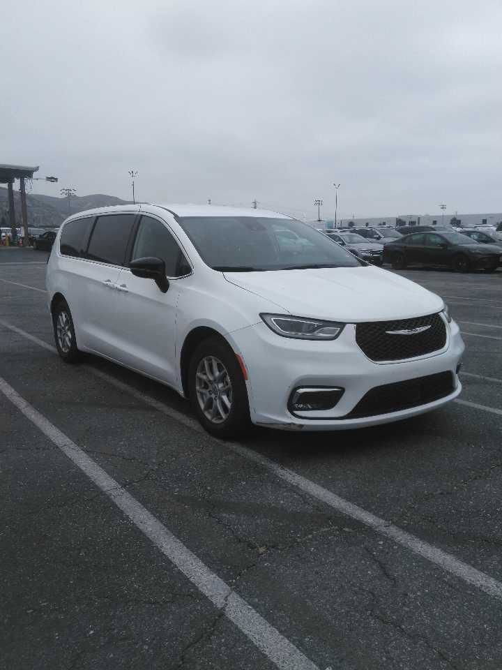 Used 2024 Chrysler Pacifica Touring-L FWD image 15