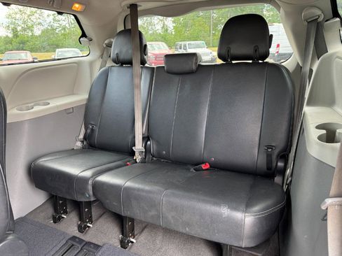 Used 2012 Toyota Sienna SE FWD image 17