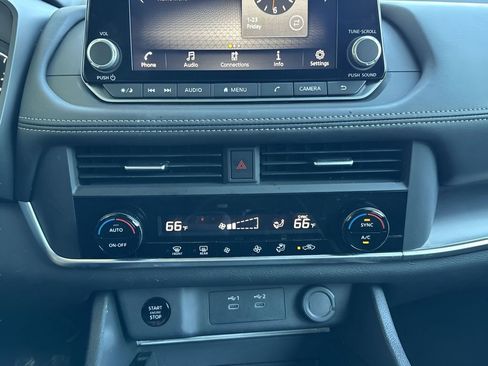 Used 2024 Nissan Rogue SV image 23