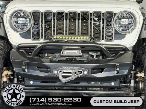 Used 2025 Jeep Wrangler Unlimited Rubicon AWD/4WD image 4