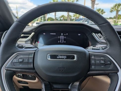 Used 2024 Jeep Grand Cherokee Limited w/ Luxury Tech Group II AWD/4WD image 34