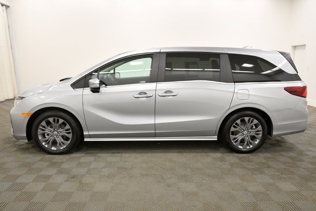 Certified 2026 Honda Odyssey Touring image 4
