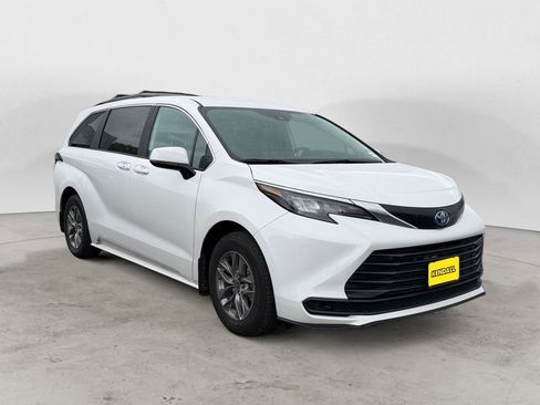 Used 2025 Toyota Sienna LE AWD/4WD image 5