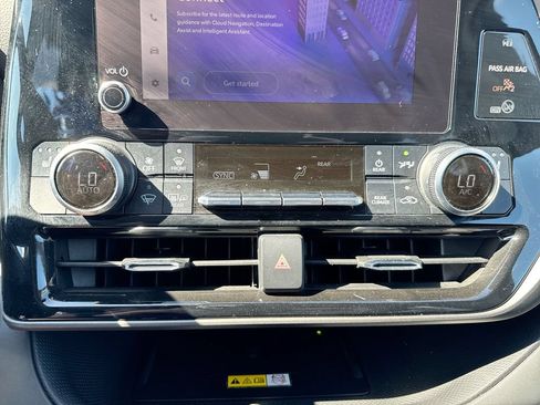 Used 2023 Toyota Highlander XLE AWD/4WD image 16