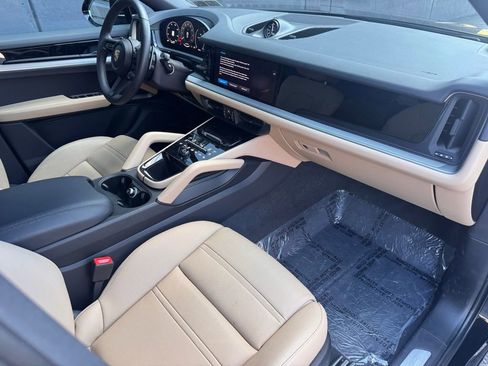 Certified 2025 Porsche Cayenne Coupe image 18