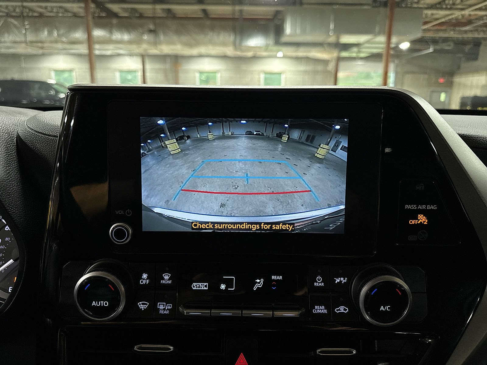 Used 2023 Toyota Highlander LE FWD image 25