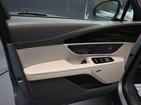 Used 2025 Lincoln Nautilus Reserve w/ Jet Appearance Package image 2