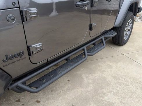 Used 2024 Jeep Gladiator Sport image 10