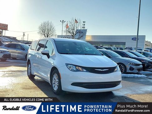 Used 2022 Chrysler Voyager LX image 1