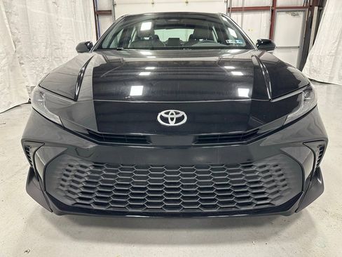 Used 2025 Toyota Camry SE image 2