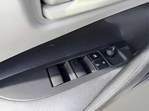 Used 2022 Toyota Corolla LE FWD image 17