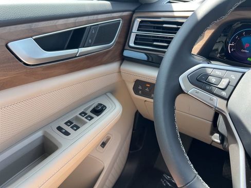 New 2026 Volkswagen Atlas SE FWD image 18