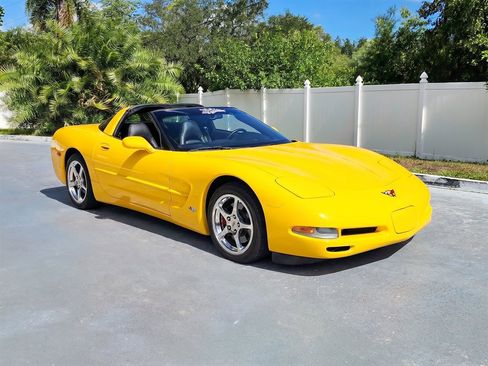 Used 2004 Chevrolet Corvette Coupe w/ Preferred Equipment Group RWD image 2