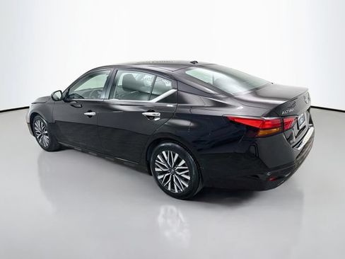 Used 2023 Nissan Altima 2.5 SV FWD image 5