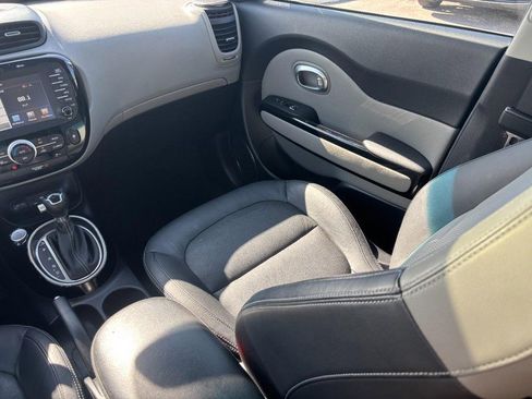Used 2017 Kia Soul + w/ Primo Package FWD image 13