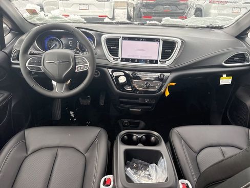 New 2026 Chrysler Pacifica Select image 11