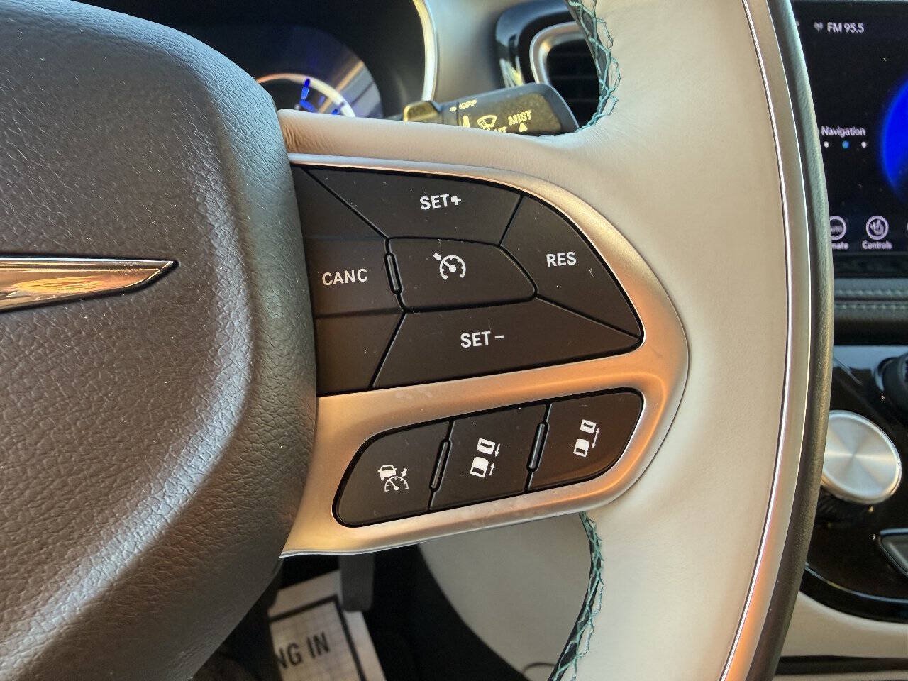 Used 2018 Chrysler Pacifica Limited w/ Advanced Safetytec Group FWD image 33