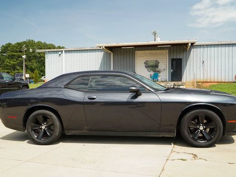 Used 2017 Dodge Challenger SXT RWD image 3