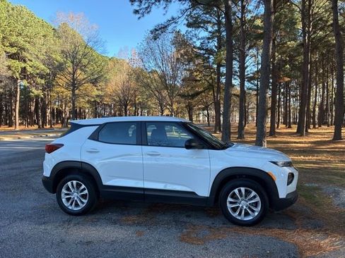 Used 2023 Chevrolet TrailBlazer LS image 2