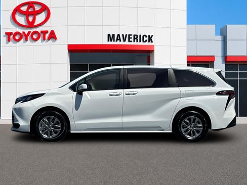 New 2026 Toyota Sienna LE FWD image 2