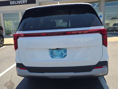 Certified 2025 Kia Carnival FWD image 9
