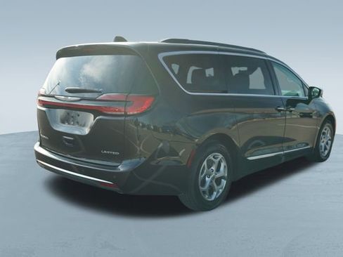 Used 2023 Chrysler Pacifica Limited image 8
