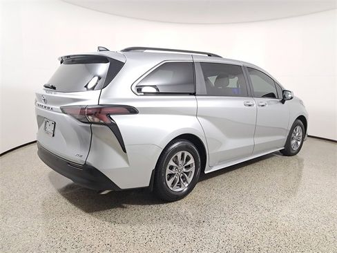 Used 2025 Toyota Sienna XLE image 5