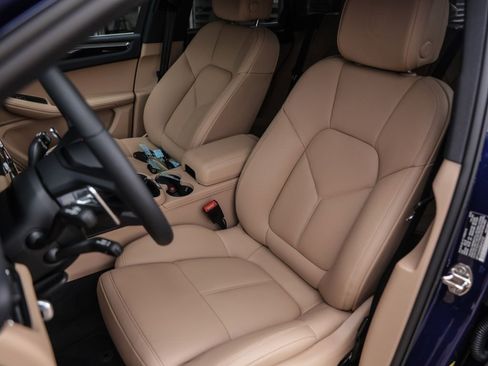 Certified 2025 Porsche Macan AWD/4WD image 5