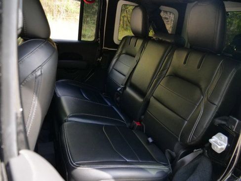 Used 2022 Jeep Wrangler Unlimited Sahara w/ Cold Weather Group image 27