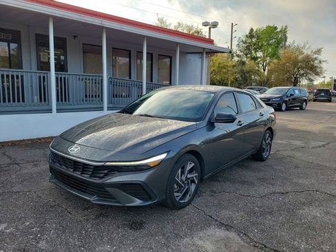 Used 2025 Hyundai Elantra Sport image 4