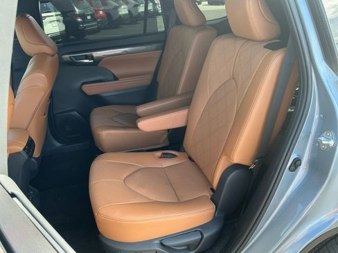 Used 2024 Toyota Highlander Platinum image 17