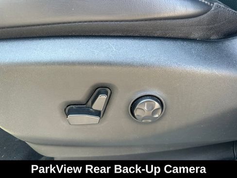 Used 2023 Chrysler Pacifica Touring-L FWD image 12