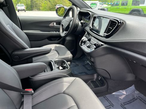 New 2027 Chrysler Pacifica Select w/ Family Tech Group FWD image 40