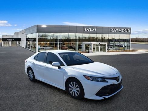 Used 2018 Toyota Camry FWD image 1