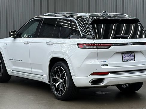 Used 2023 Jeep Grand Cherokee Summit AWD/4WD image 3