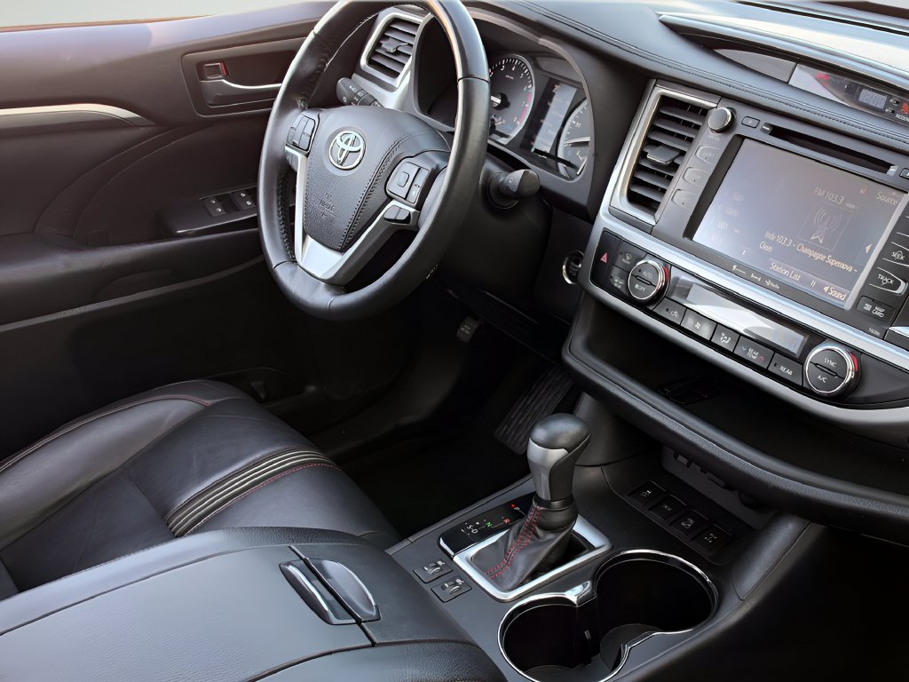 Used 2019 Toyota Highlander XLE AWD/4WD image 16