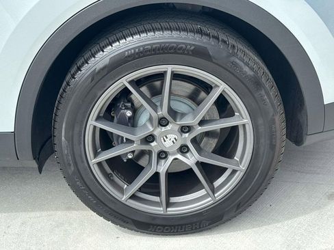 Certified 2025 Porsche Cayenne AWD/4WD image 8