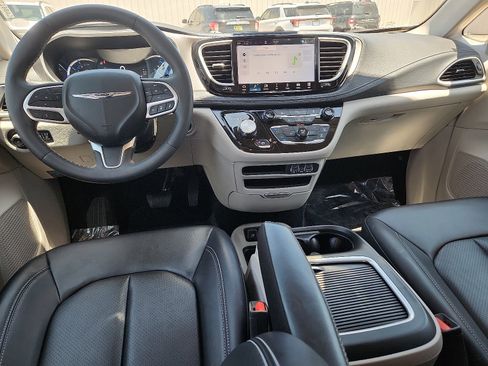 Used 2024 Chrysler Pacifica Limited FWD image 11