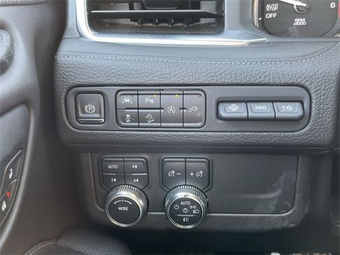 Used 2021 GMC Yukon XL Denali w/ Denali Premium Package image 32