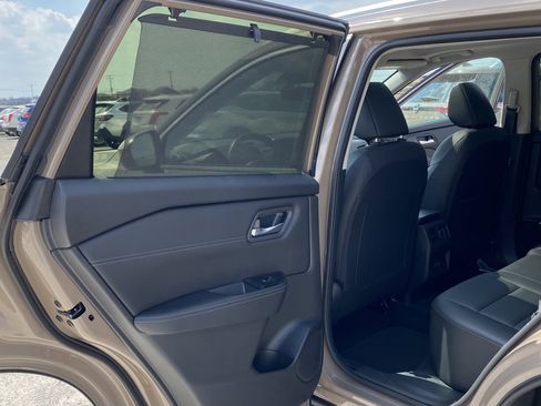 Used 2024 Nissan Rogue SV w/ SV Premium Package image 18