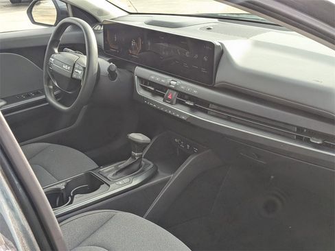 Used 2025 Kia K4 LXS image 31