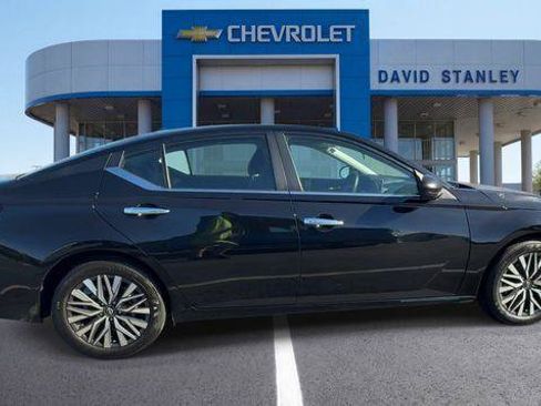 Used 2025 Nissan Altima 2.5 SV FWD image 9