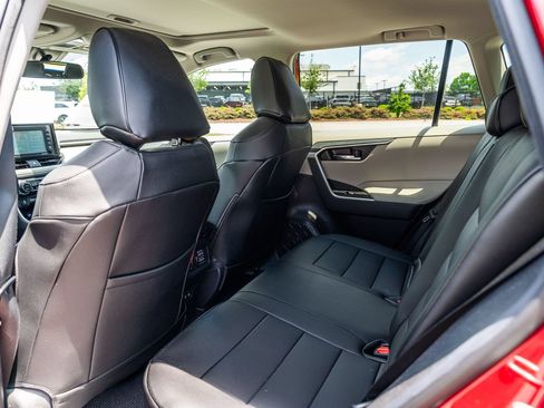 Used 2020 Toyota RAV4 XLE w/ Convenience Package FWD image 17