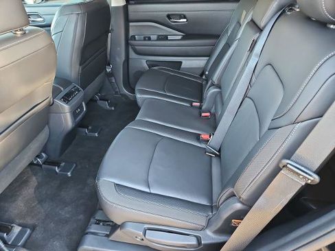 Certified 2025 Nissan Pathfinder SL image 19