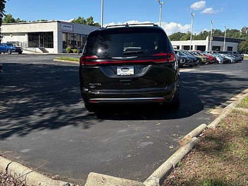 Used 2022 Chrysler Pacifica Touring-L FWD image 11