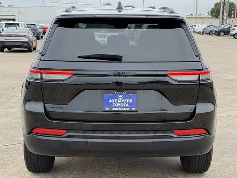 Used 2025 Jeep Grand Cherokee Altitude AWD/4WD image 8