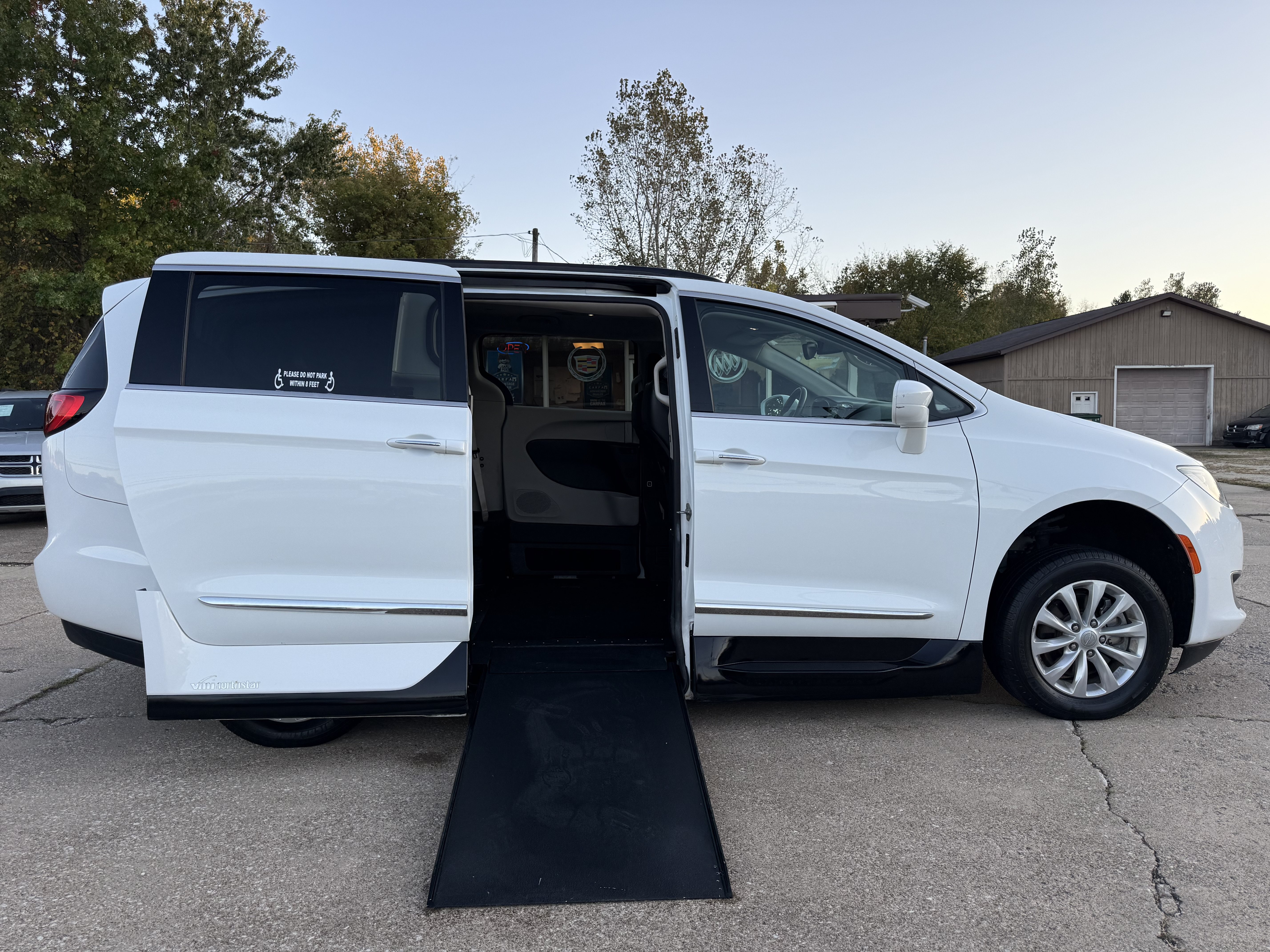 Used 2017 Chrysler Pacifica Touring-L FWD image 27